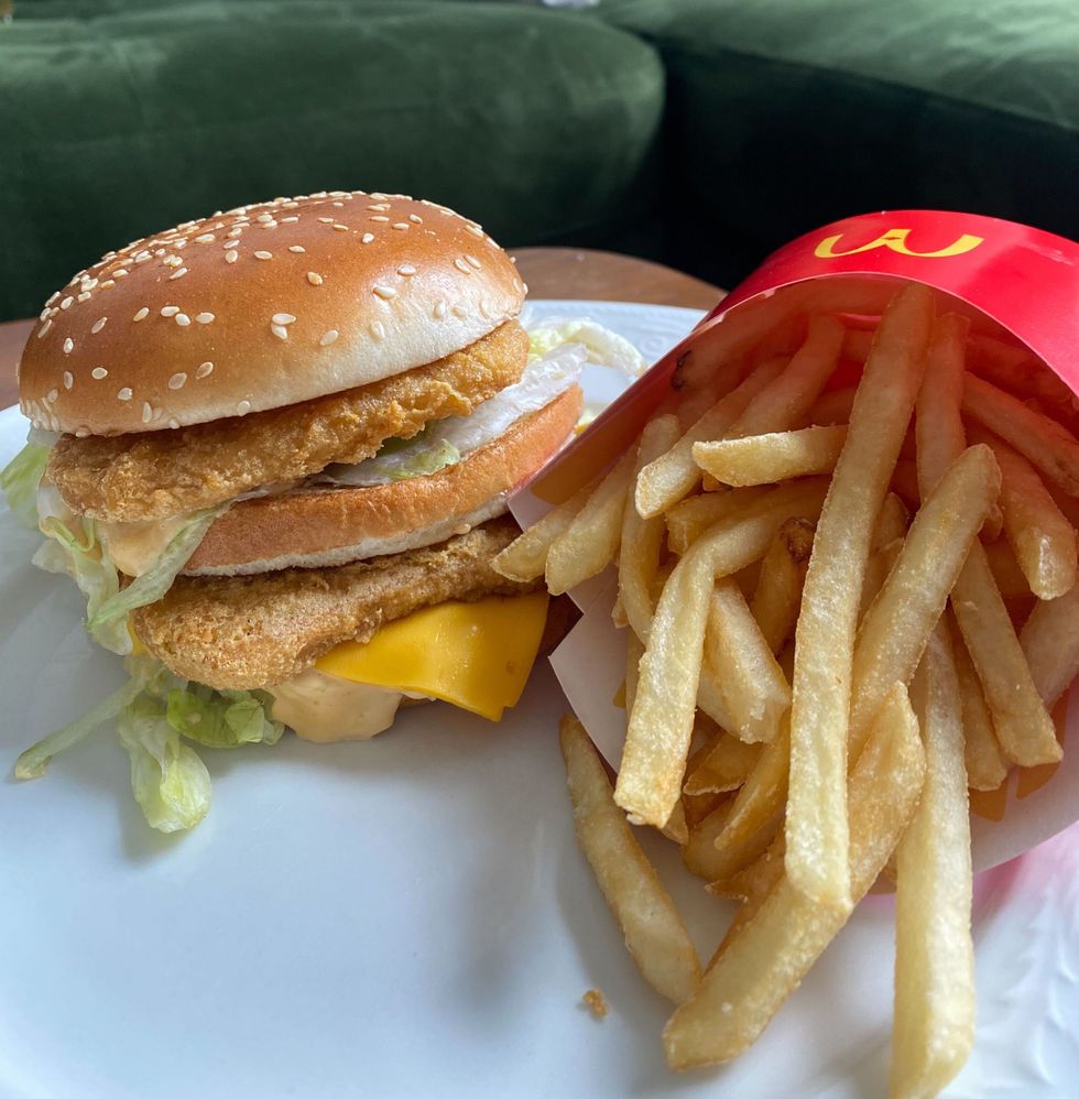 Poulet Big Mac et des frites du McDonald's.