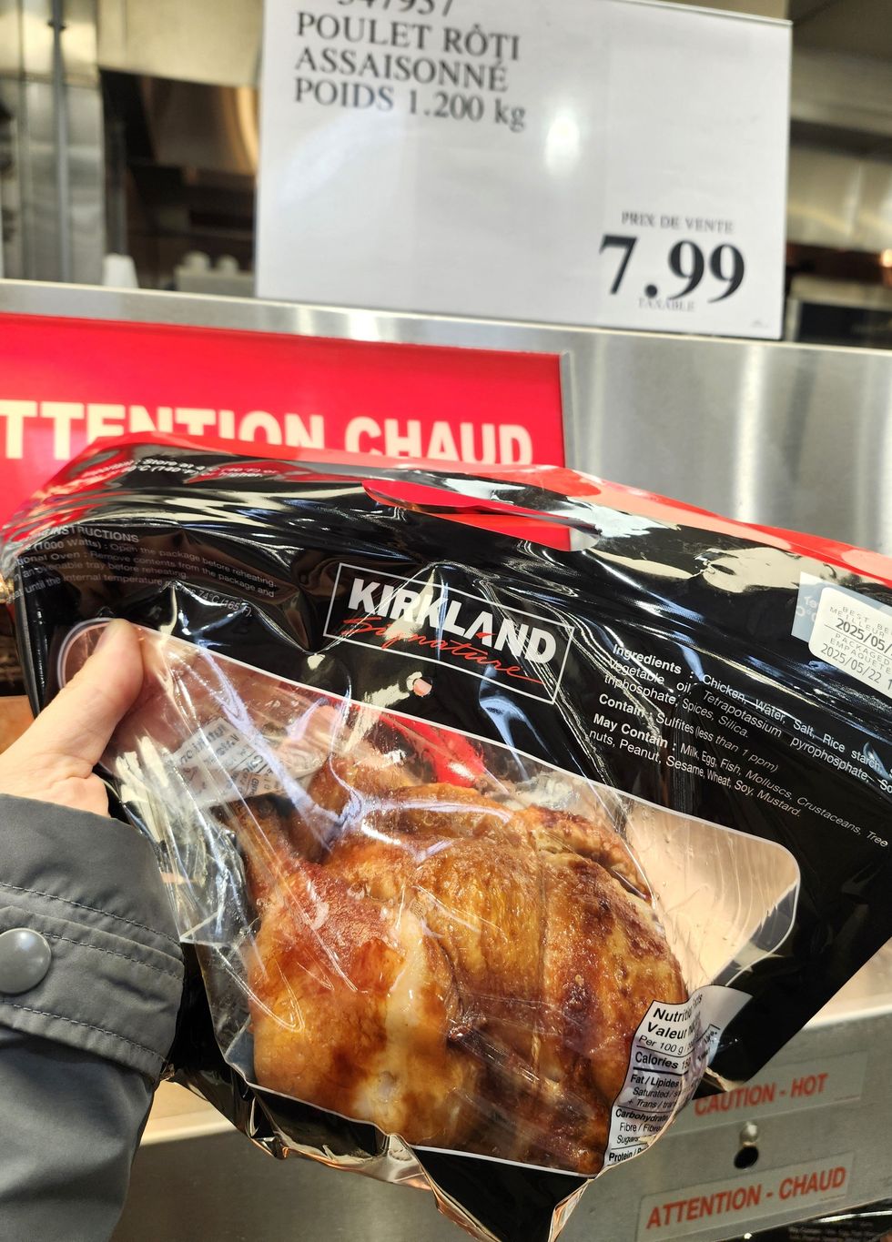 Poulet r\u00f4ti dans son emballage.