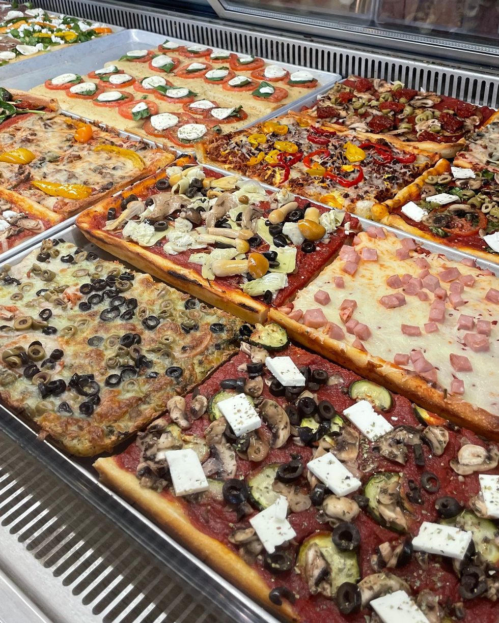 Pr\u00e9sentation d'une vari\u00e9t\u00e9 de pizza de Pizza Mia \u00e0 Montr\u00e9al.