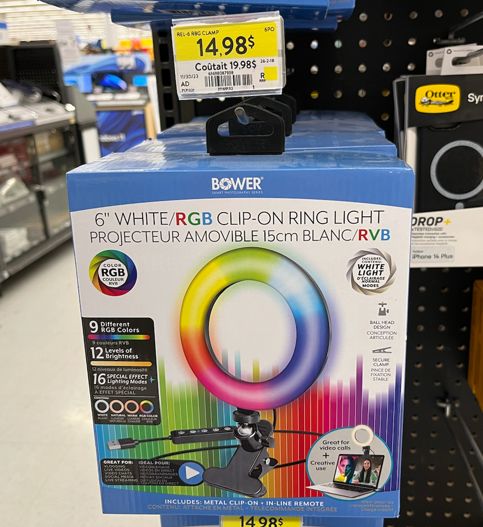 Projecteur amovible dans une bo\u00eete sur une tablette.