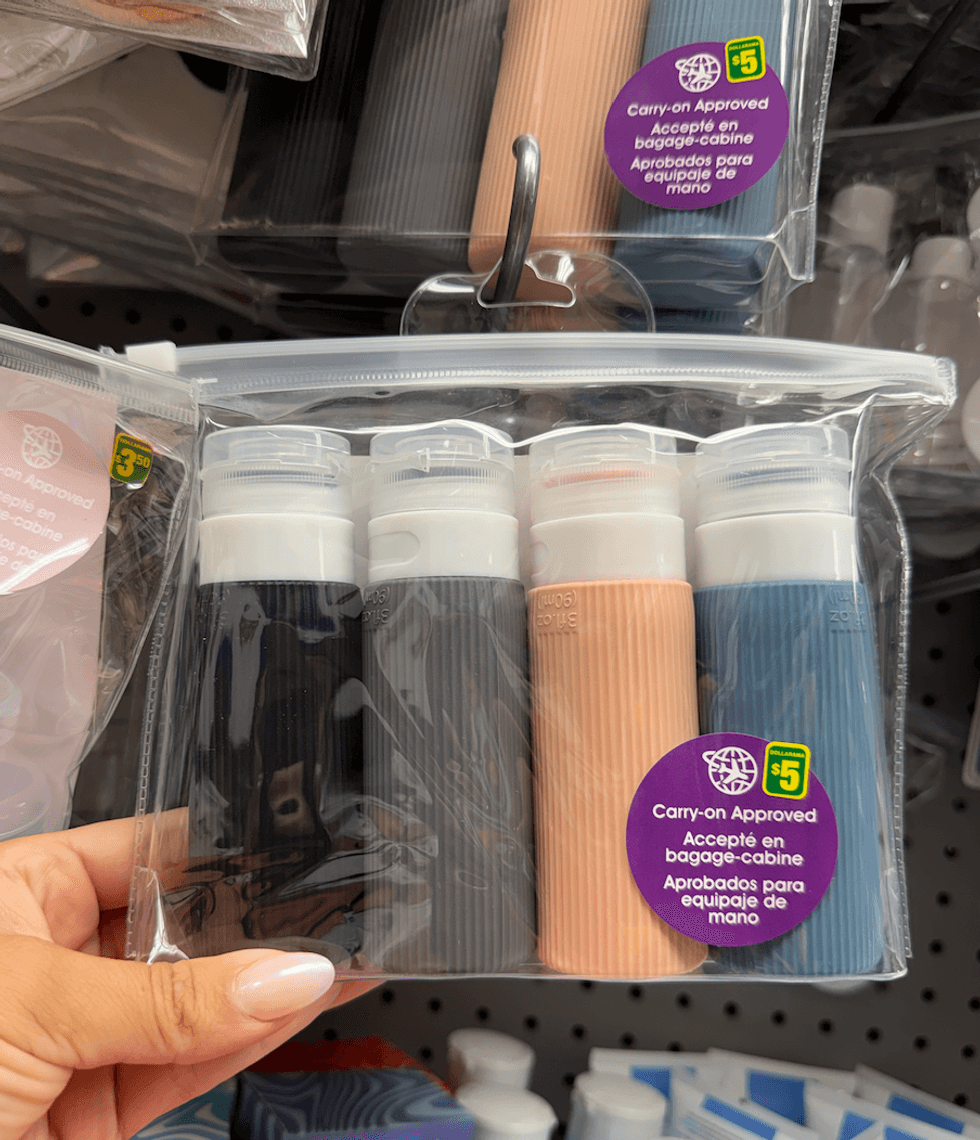 Quatre bouteilles de couleurs diff\u00e9rentes vendues au Dollarama.