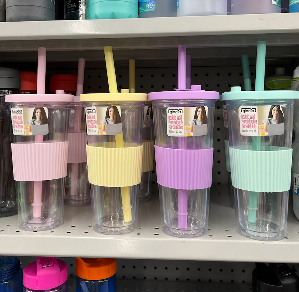 Quatre gobelets pour boisson froide aux couleurs pastels sur les tablettes au Dollarama.