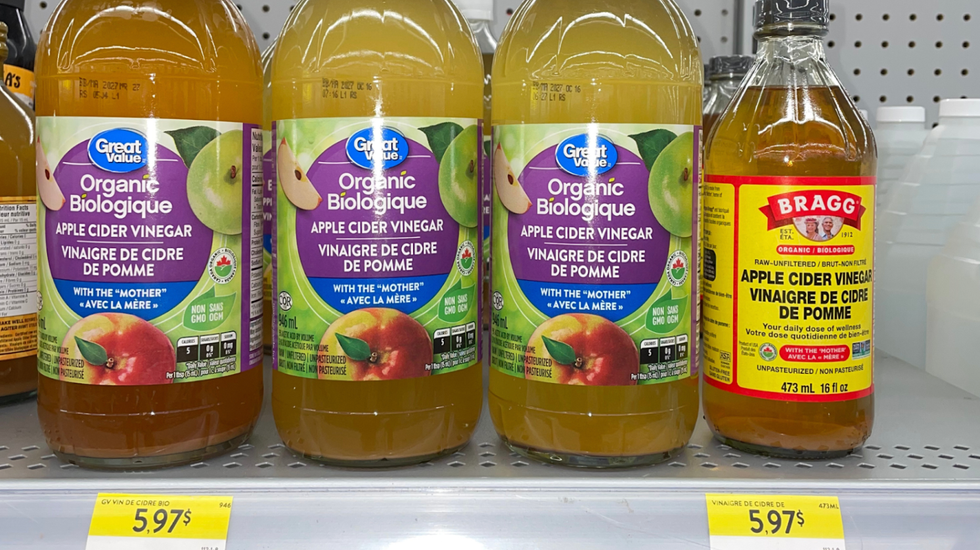 quatre pots de vinaigre de cidre de pommes \u00e0 5,97 $.