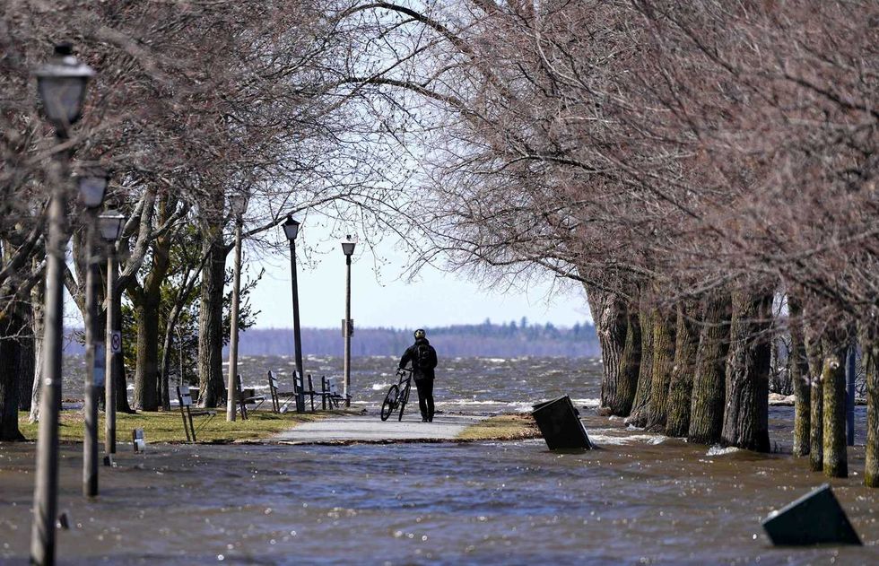 Quebec and Ontario officials on alert over floods