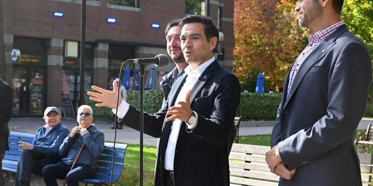 Quebec Liberal leader targets PQ referendum pledge on final day of election campaign Quebec Liberal leader targets PQ referendum pledge on final day of election campaign