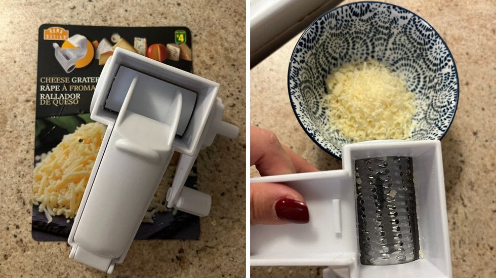 R\u00e2pe \u00e0 fromage du Dollarama sur un comptoir. Droite : Le fromage parmesan r\u00e2p\u00e9 dans un bol et l'outil \u00e0 c\u00f4t\u00e9.
