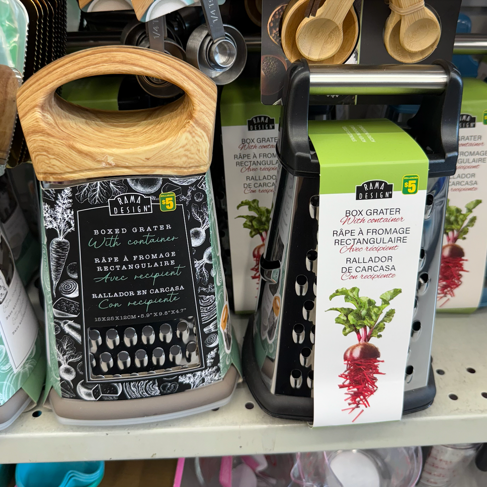 R\u00e2pes \u00e0 fromage rectangulaires sur les tablettes du Dollarama