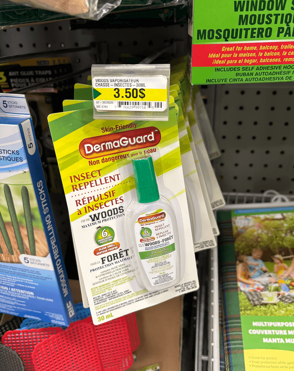 R\u00e9pulsif \u00e0 insectes sur les \u00e9tag\u00e8res du Dollarama.