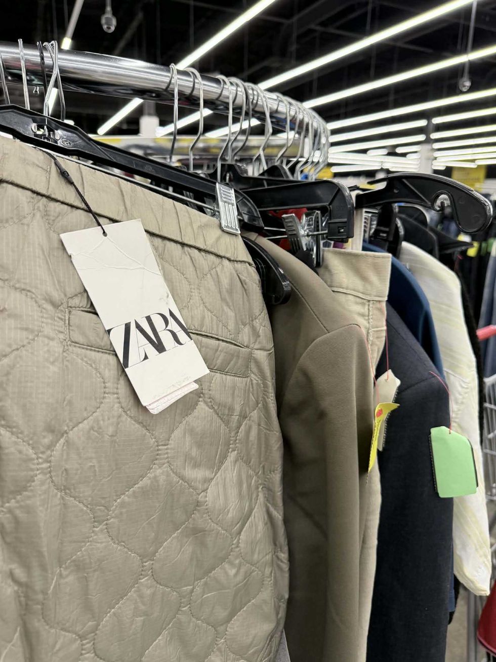 Racks circulaires \u00e0 l'entr\u00e9e des friperies Renaissance.