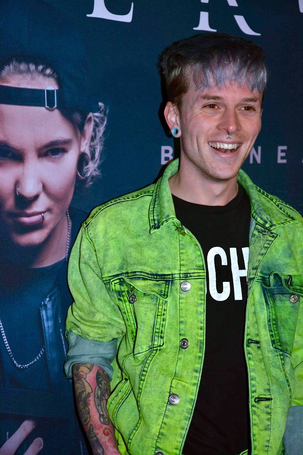 Rainbow qui posent devant l'affiche de Submerg\u00e9.