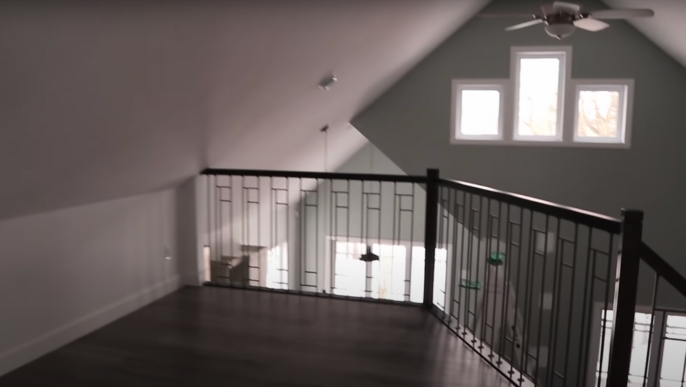 Rampes et fen\u00eatres d'une pi\u00e8ce.