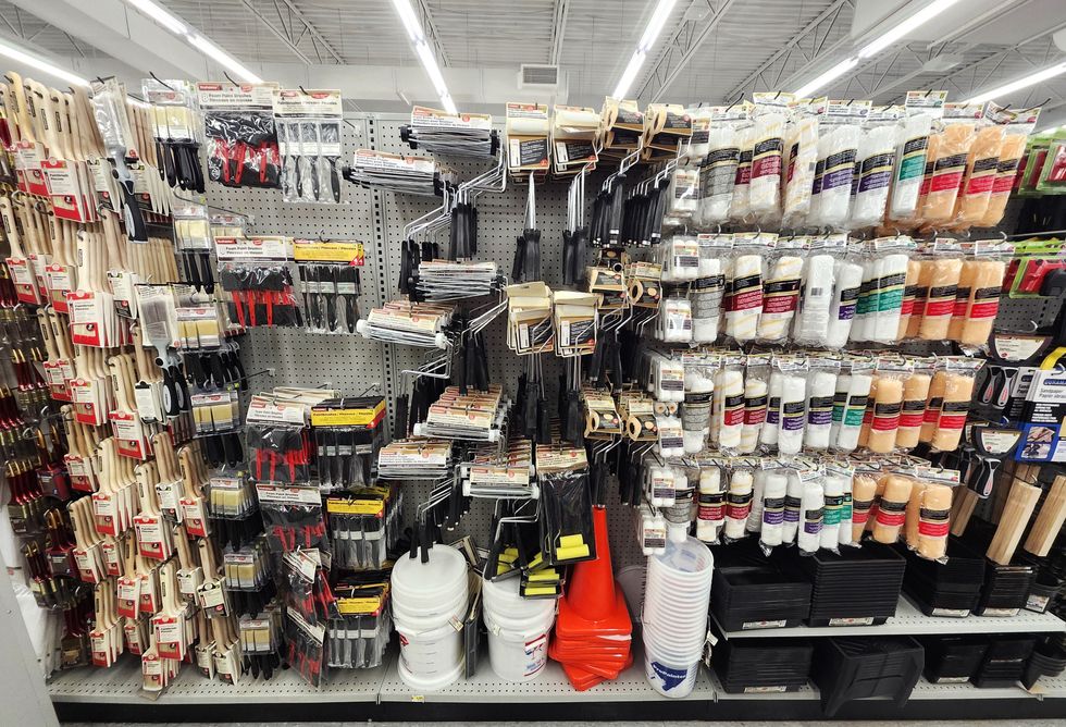 Rang\u00e9e de magasin avec articles pour peindre.