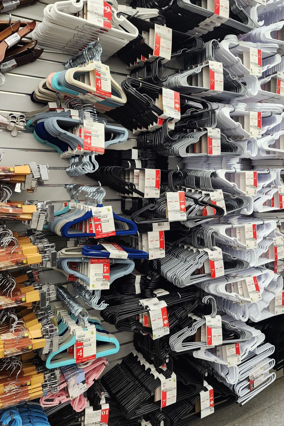 Rang\u00e9e de magasin avec cintres.