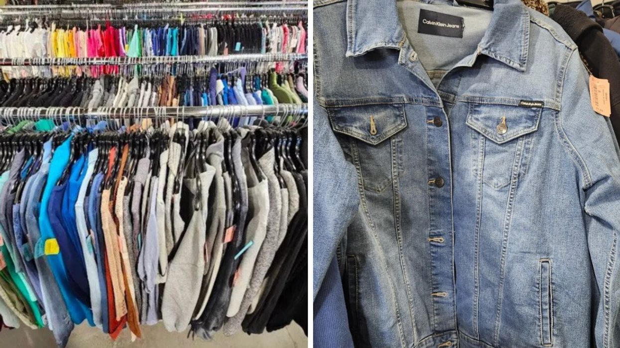 Rangées de vêtements dans une friperie. Droite : Veste en jean.