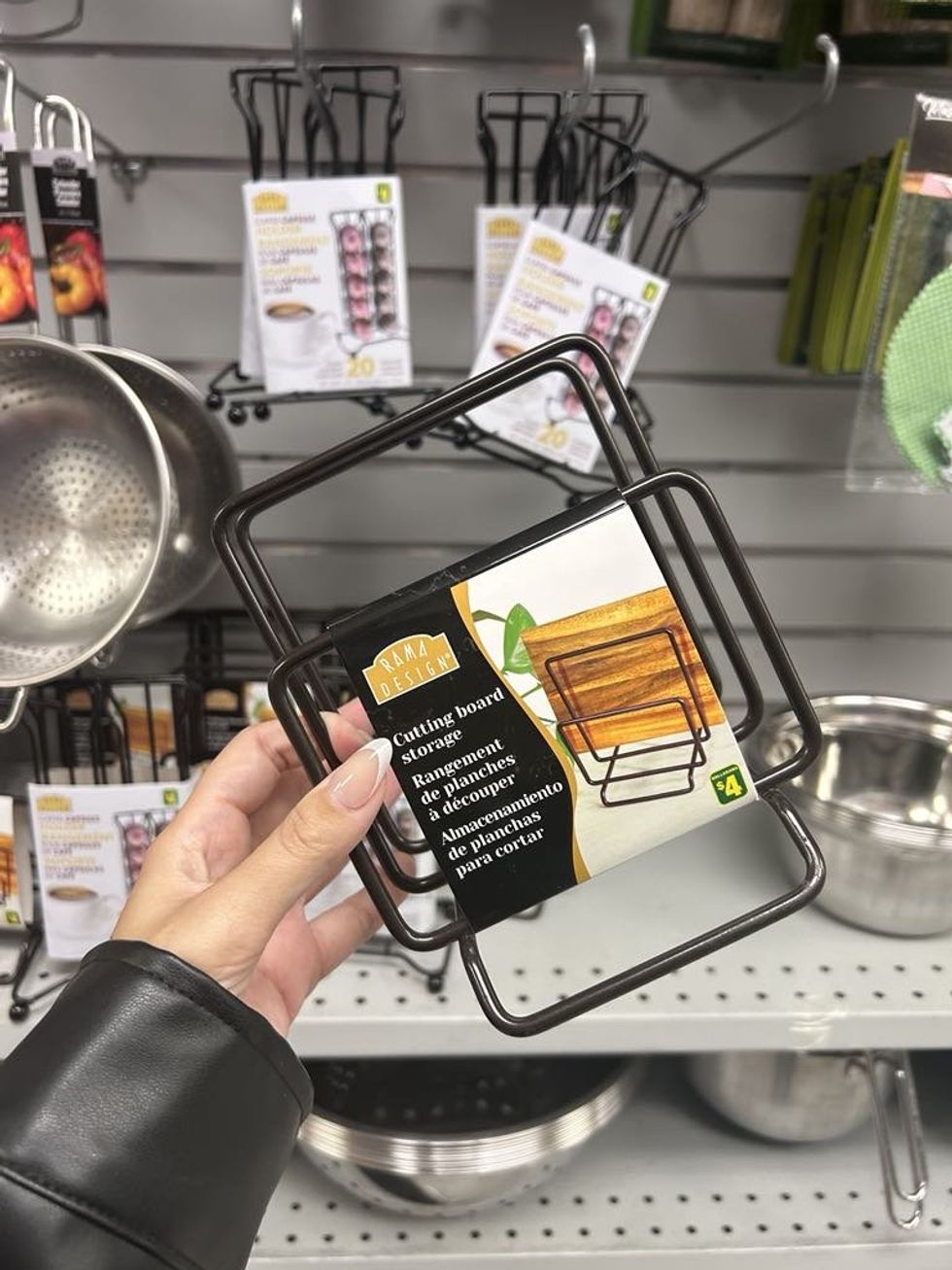 Rangement de planches \u00e0 d\u00e9couper noir.