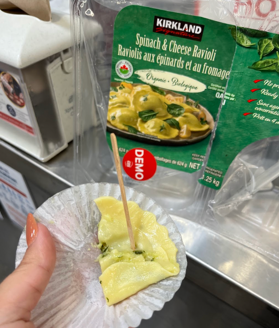 Raviolis aux \u00e9pinards et au fromage \u200ben d\u00e9gustation chez Costco.
