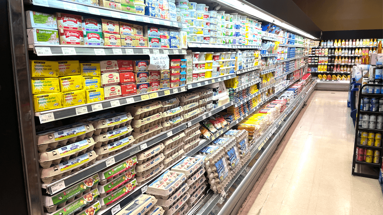 Rayon des produits laitiers dans une épicerie au Québec.