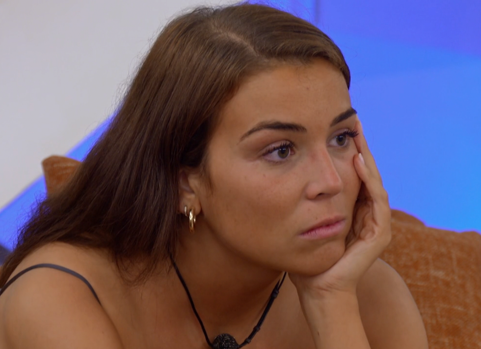 Rebecca d'Occupation Double qui se sent bless\u00e9e apr\u00e8s l'\u00e9limination.