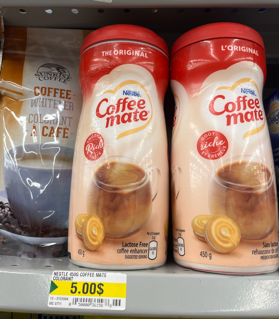 Rehausseur de caf\u00e9 Coffee Mate sur les tablettes du Dollarama.