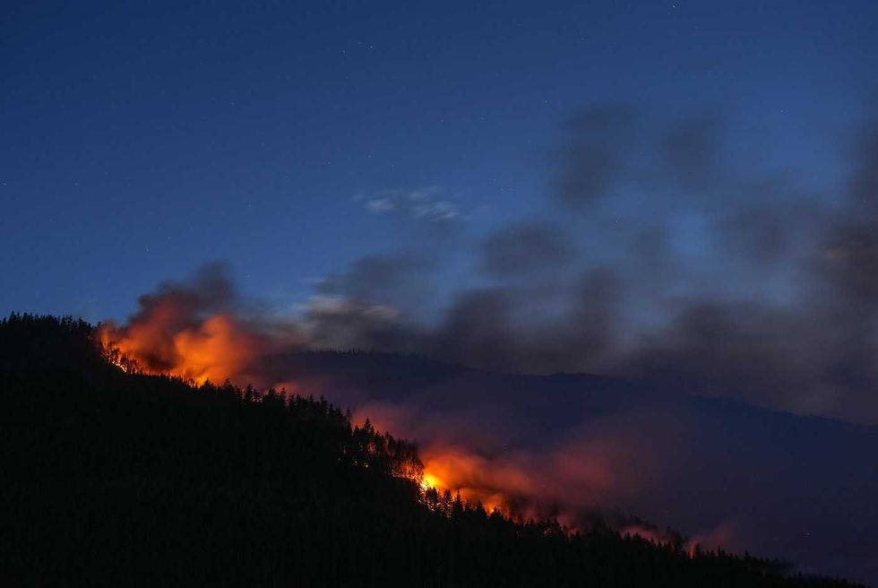 Residents watch B.C. fire fight from backyards