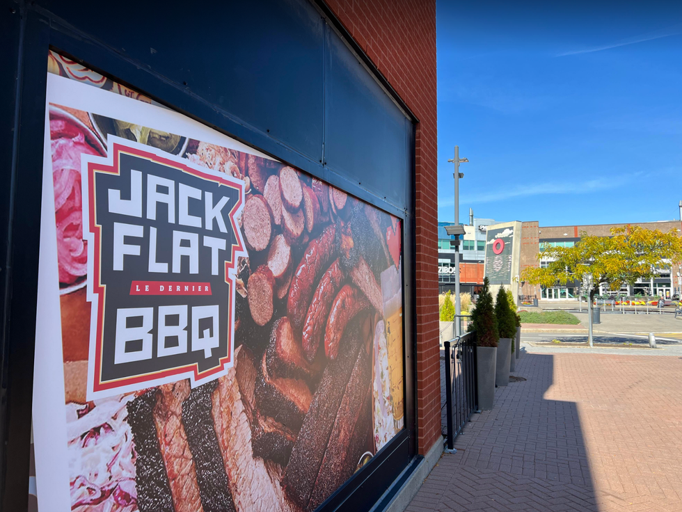 Un nouveau resto combinant BBQ et arcades débarque au Centro à Laval et