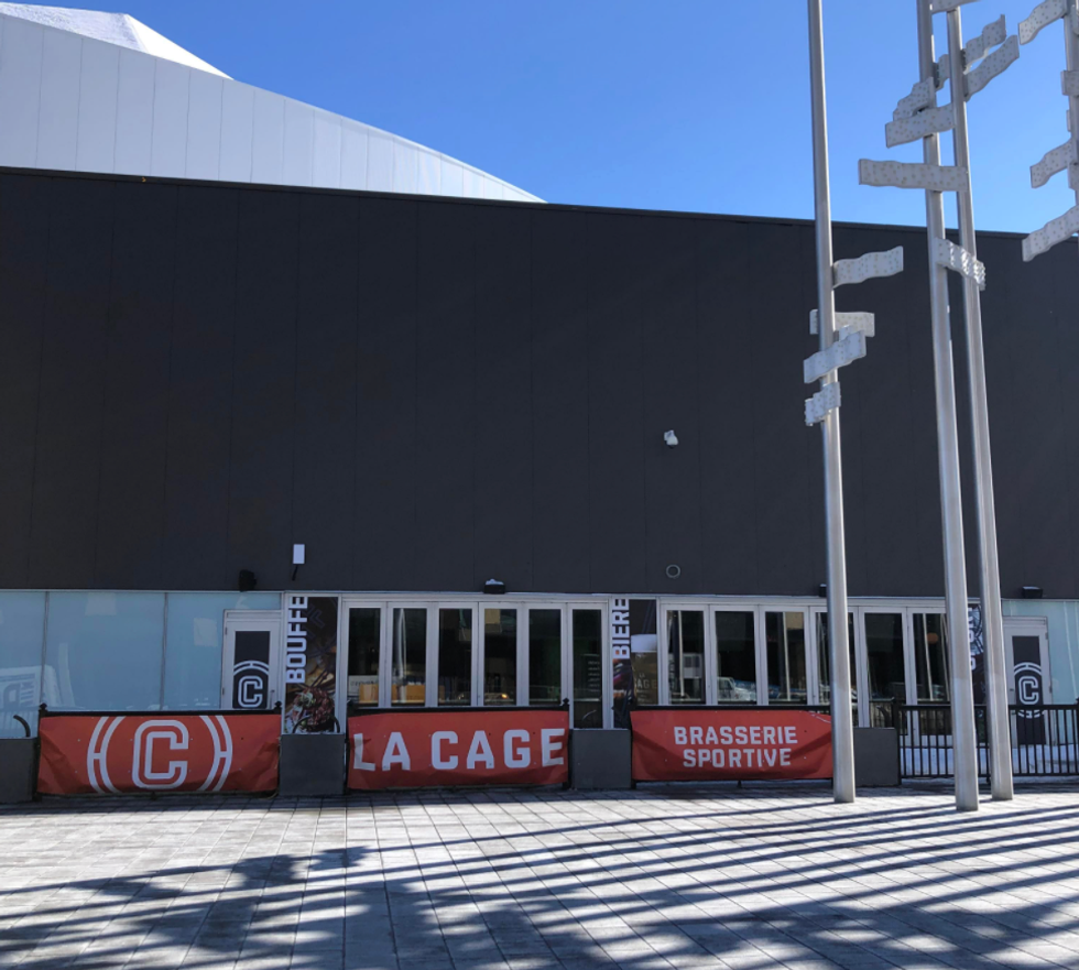 Restaurant La Cage \u00e0 la Place Bell de Laval.