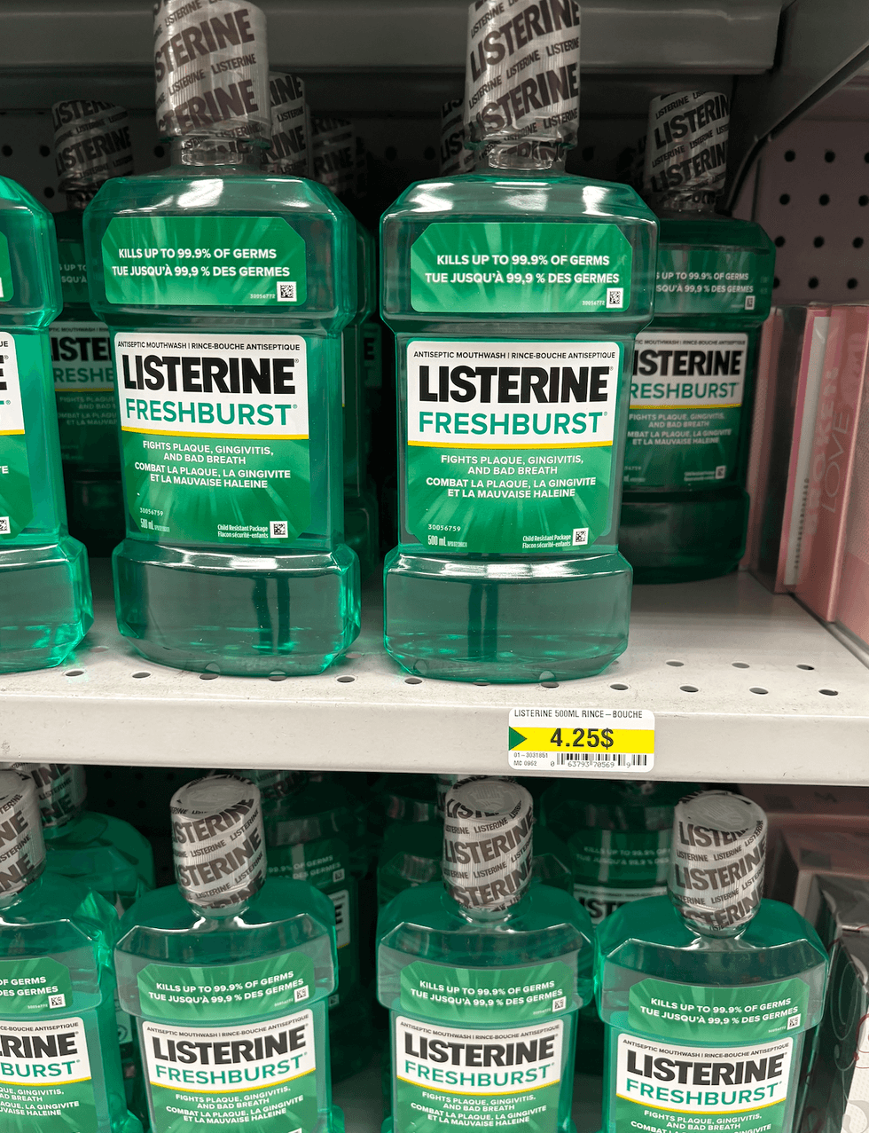 Rince-bouche Listerine sur les tablettes du Dollarama.