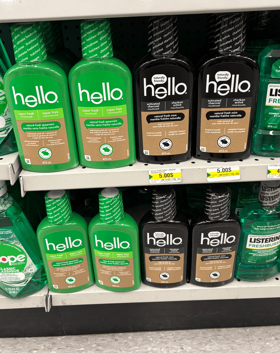 Rince-bouches de la marque Hello sur les tablettes du Dollarama.