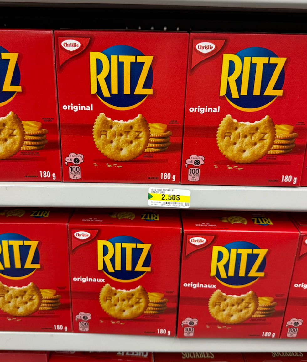 Ritz craquelins originaux dans leur bo\u00eete en carton sur une \u00e9tag\u00e8re du Dollarama.
