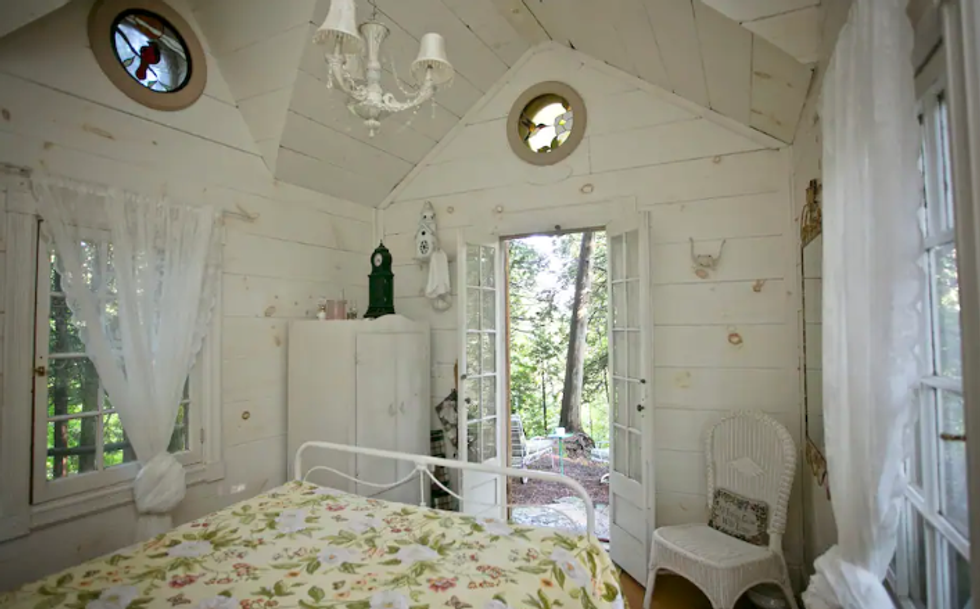 Romantic and Serene Pond-Side Victorian Cottage.