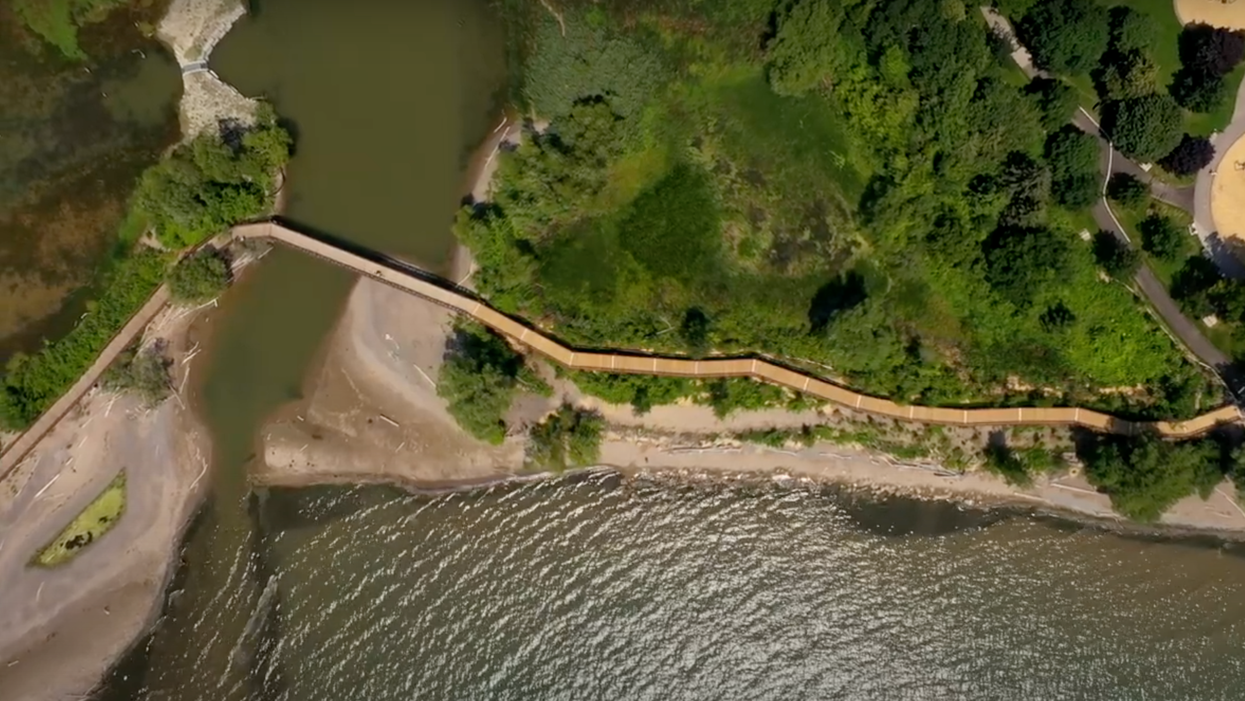 This New Elevated Boardwalk Near Toronto Leads Over A Creek & Has Endless Lake Views