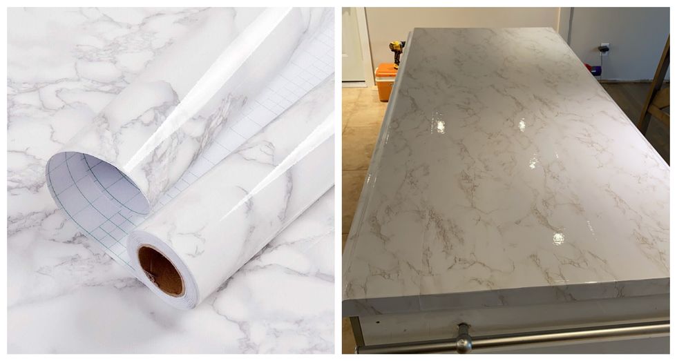 Rouleau de papier peint marbr\u00e9 gris granit et blanc. Droite : Comptoir recouvert de papier peint marbr\u00e9 gris granit et blanc.