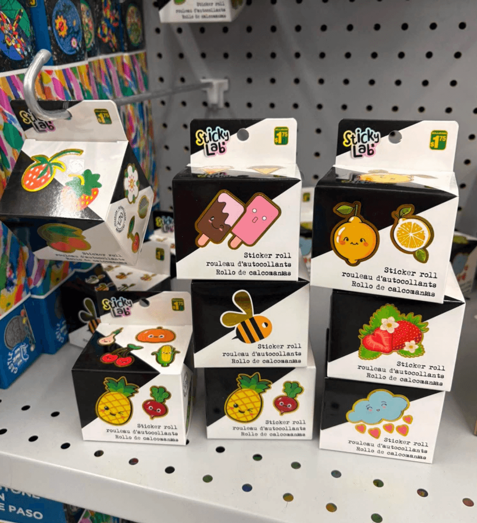 Rouleaux d'autocollants Sticky Lab aux motifs color\u00e9s vendus au Dollarama.