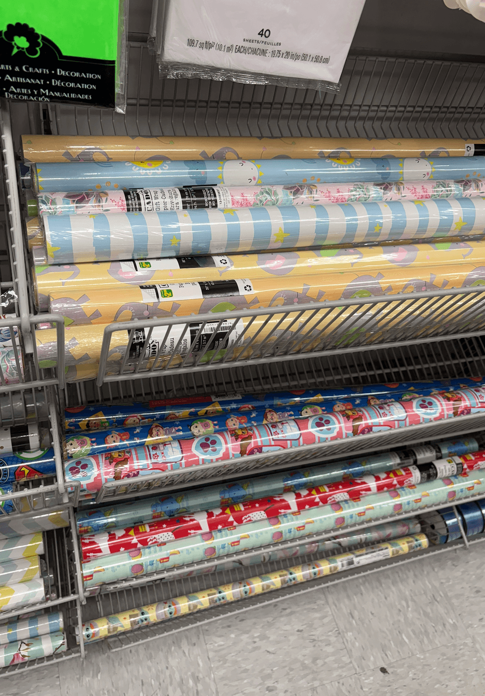 Rouleaux de papier d'emballage sur les tablettes du Dollarama.