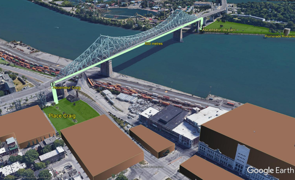 Route p\u00e9destre propos\u00e9e pour traverse le pont Jacques Cartier \u00e0 l'aide d'ascenceurs.