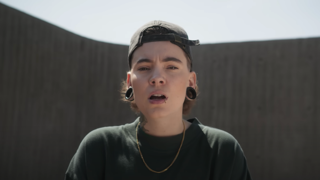 Roxane Bruneau dans le vidéoclip de Partout.