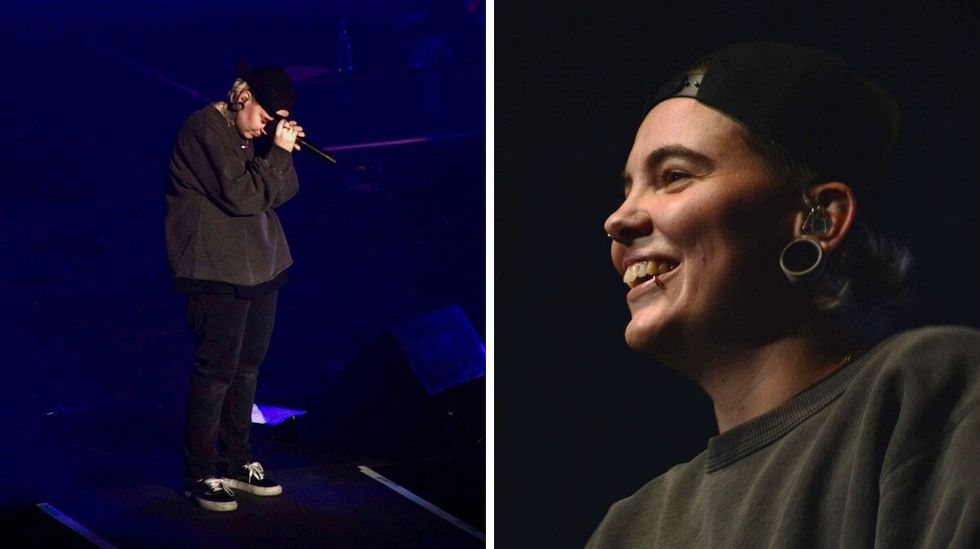 Roxane Bruneau se tenant debout sur sc\u00e8ne devant son public.