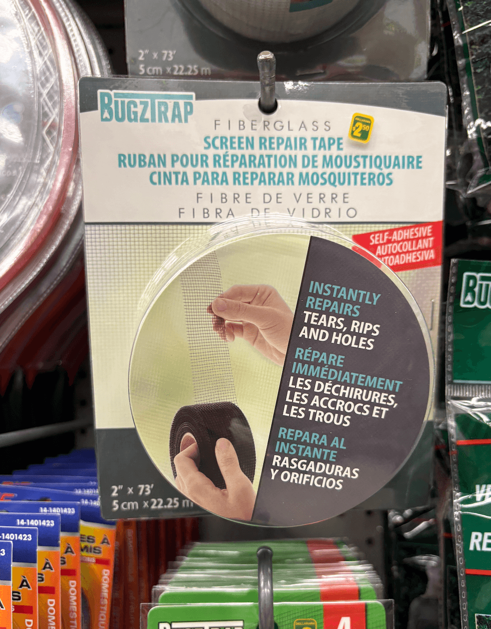 Ruban pour r\u00e9paration de moustiquaire sur les \u00e9tag\u00e8res du Dollarama.