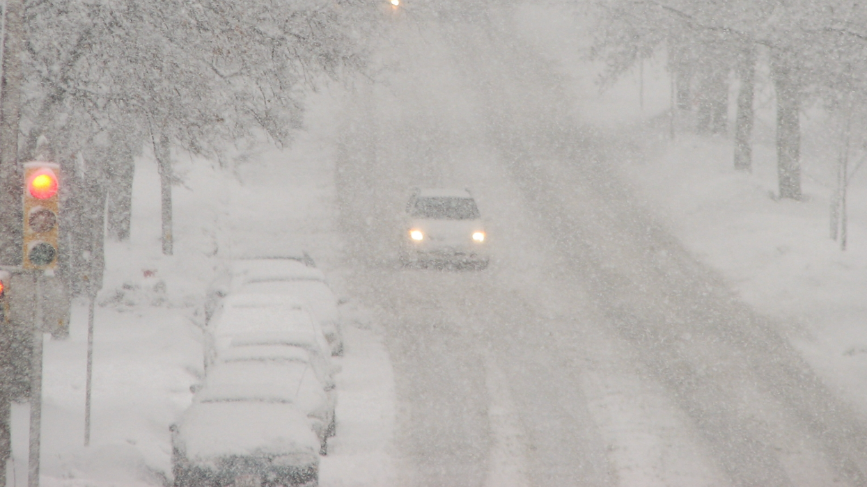 Rue enneigé dans un blizzard.