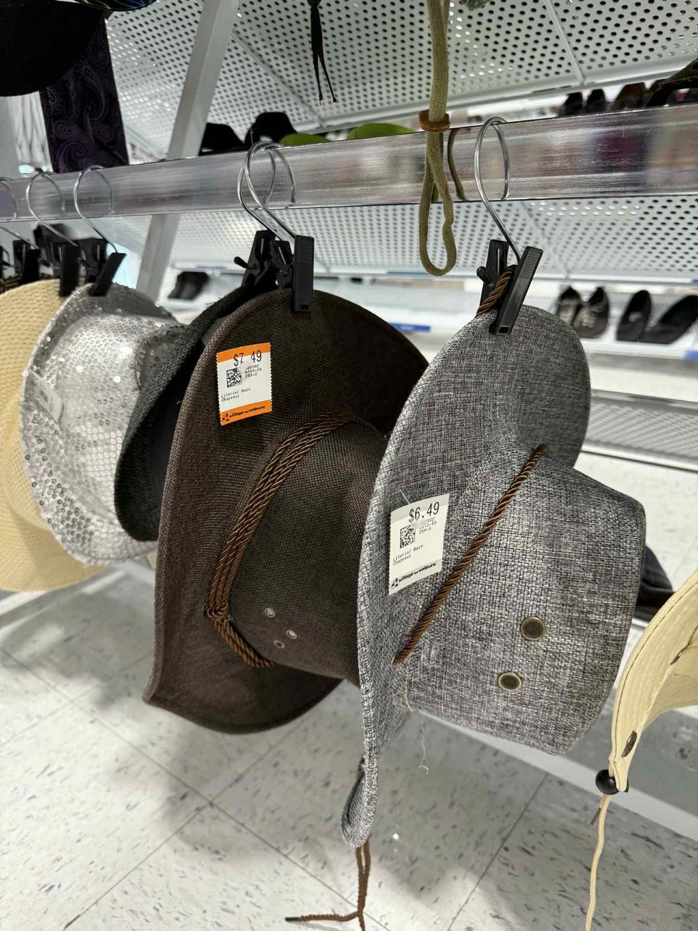 S\u00e9lection de chapeaux en vente au Village des Valeurs de Rosem\u00e8re.