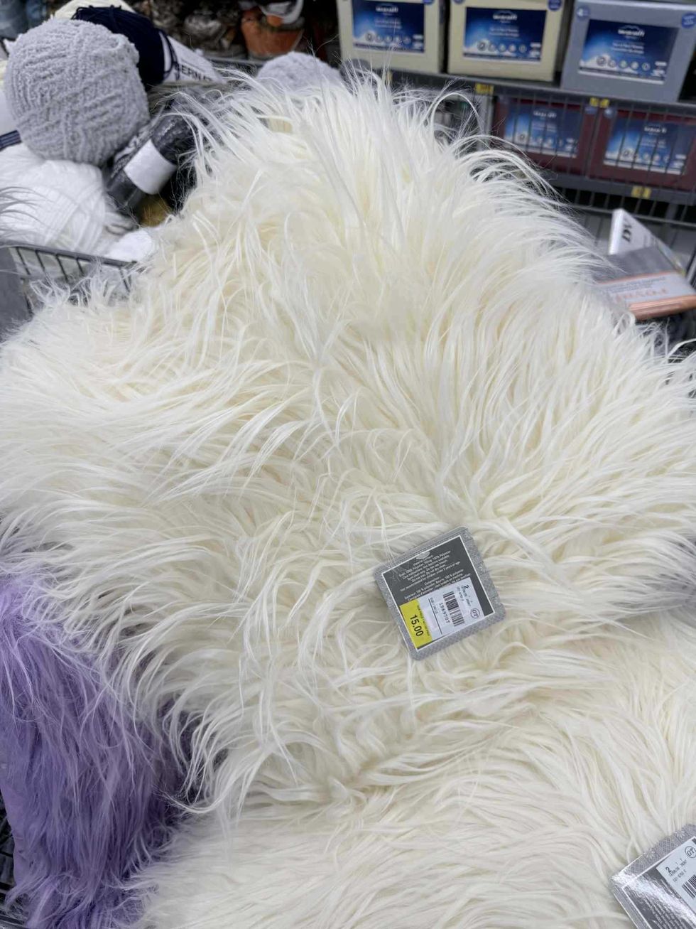 S\u00e9lection de coussins en fausse fourrure vendue au Tigre G\u00e9ant pour 15 $.
