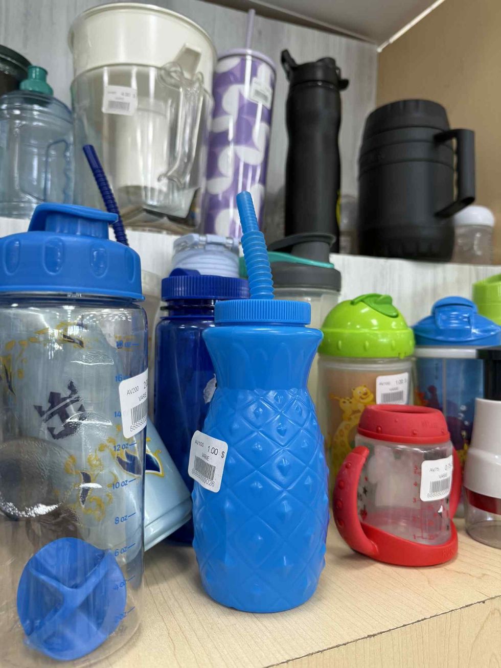 S\u00e9lection de gourdes d'eau en vente \u00e0 la friperie Au Grenier Populaire.