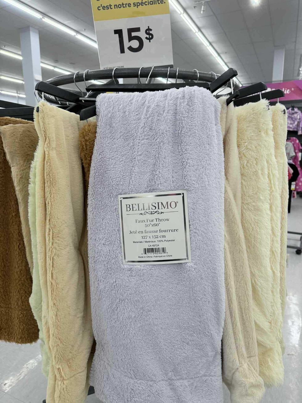 S\u00e9lection de jet\u00e9s en fausse fourrure en vente au Tigre G\u00e9ant pour 15 $.