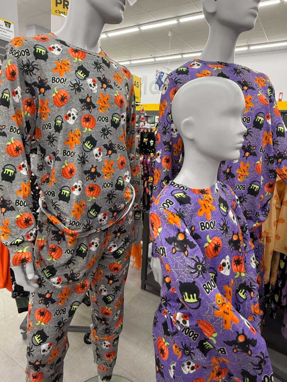 S\u00e9lection de pyjamas d'Halloween en vente au Tigre G\u00e9ant pour 20 $.