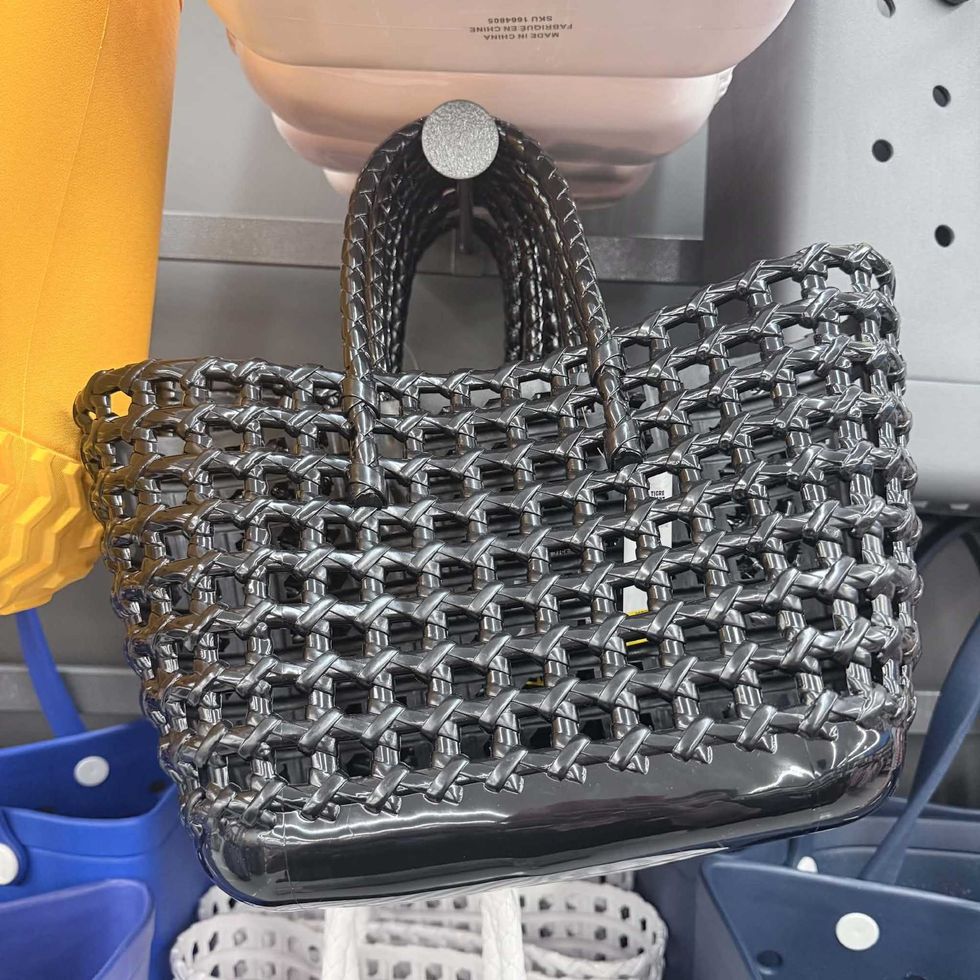 S\u00e9lection de sacs fourre-tout en plastique effet tress\u00e9 en vente au Tigre G\u00e9ant pour 20 $.