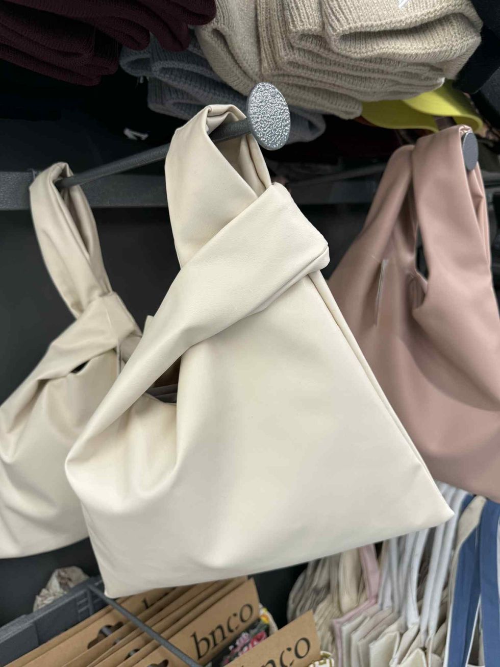S\u00e9lection de sacs \u00e0 main offerts en blanc et en rose, en vente chez Tigre G\u00e9ant.