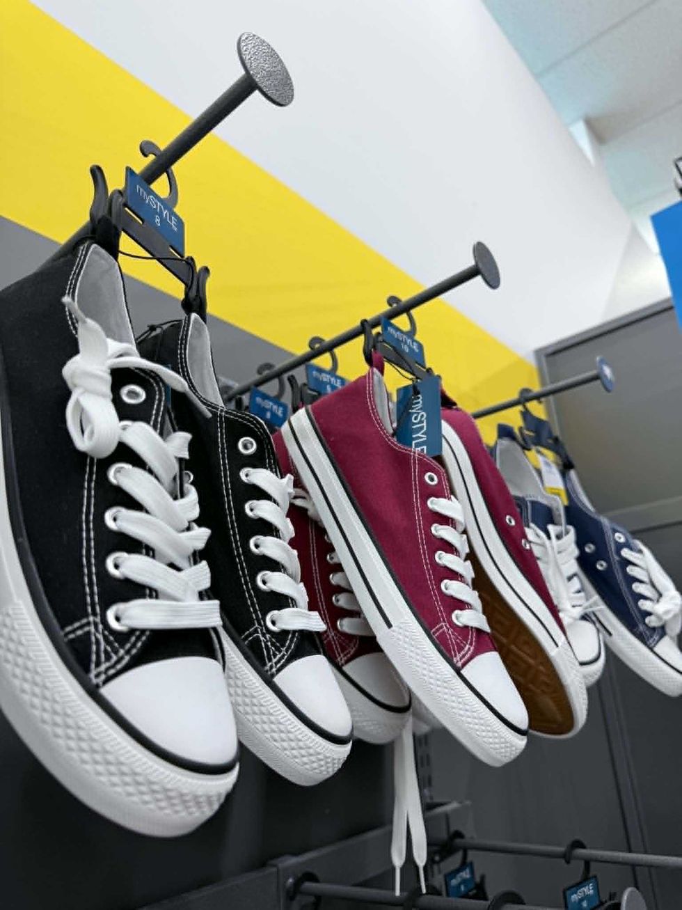 S\u00e9lection de souliers de style Converse en vente au Tigre G\u00e9ant pour 18 $.