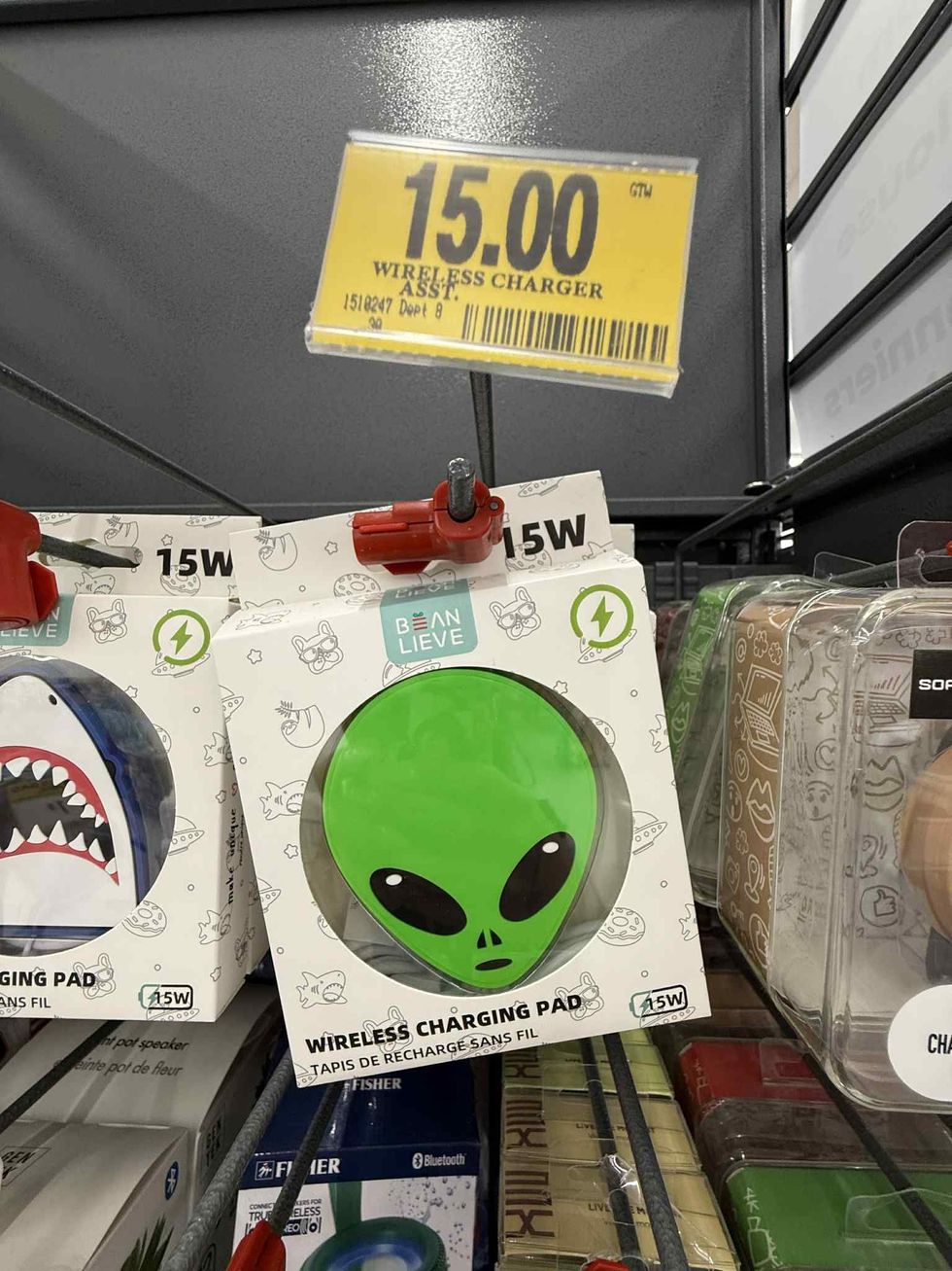 S\u00e9lection de tapis de recharge sans fil en forme d'extraterrestre et de requin en vente chez Tigre G\u00e9ant pour 15$.