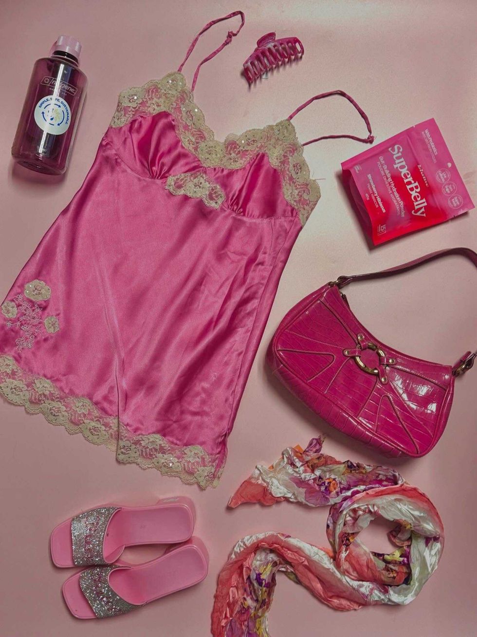 S\u00e9lection de v\u00eatements et accessoires de seconde main vendus \u00e0 la boutique l'Empire de l'\u00e9change.