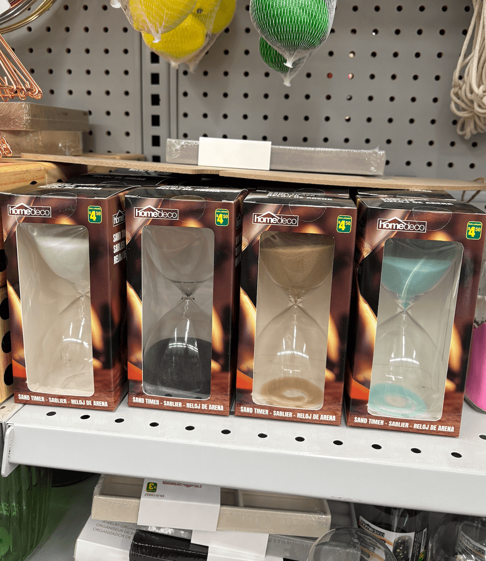 Sablier en verre sur les tablettes au Dollarama.